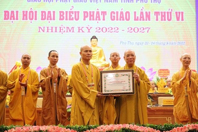 Hòa thượng Thích Bảo Nghiêm trao Bằng tuyên dương công đức của GHPGVN