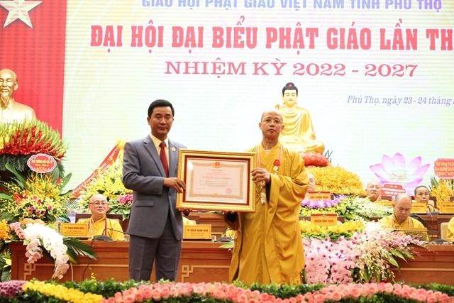 Thượng tọa Thích Minh Nghiêm, Trưởng ban Trị sự GHPGVN tỉnh Phú Thọ nhận Huân chương Lao động hạng Nhì