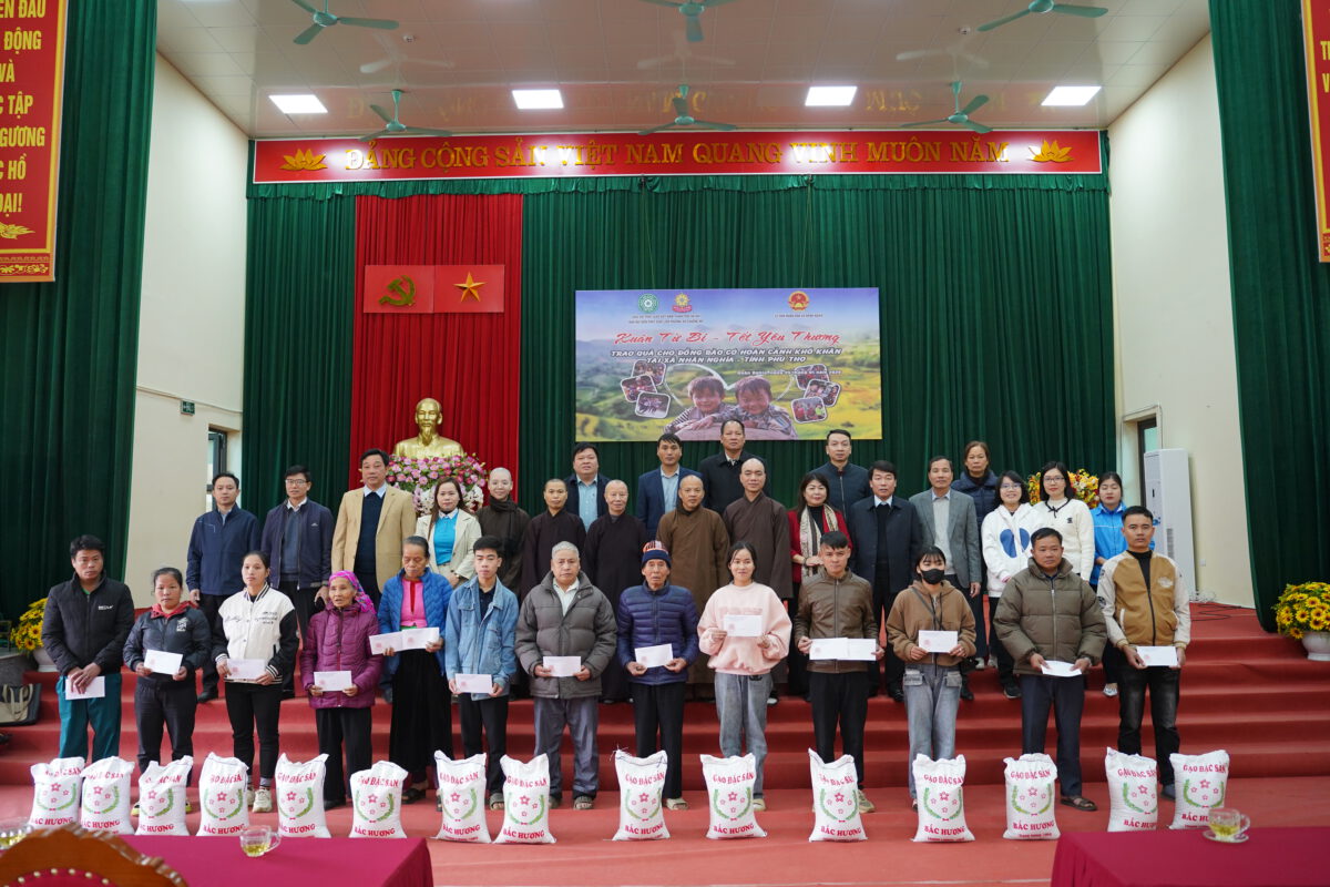 Ban Đại diện Phật giáo liên Phường, Xã Chương Mỹ trao tặng hơn 400 triệu đồng hỗ trợ đồng bào khó khăn tại tỉnh Phú Thọ