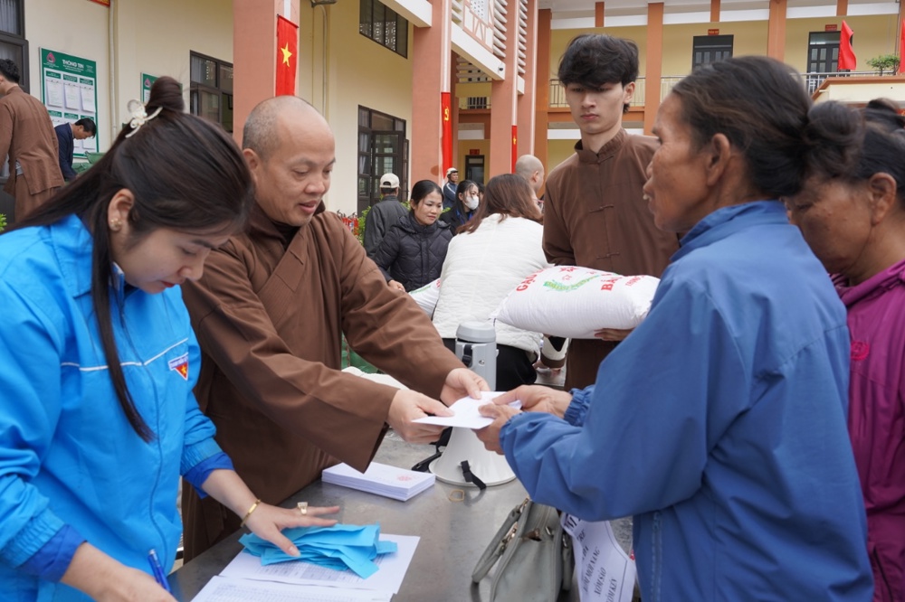 Ban Đại diện Phật giáo liên Phường, Xã Chương Mỹ trao tặng hơn 400 triệu đồng hỗ trợ đồng bào khó khăn tại tỉnh Phú Thọ - ảnh 100