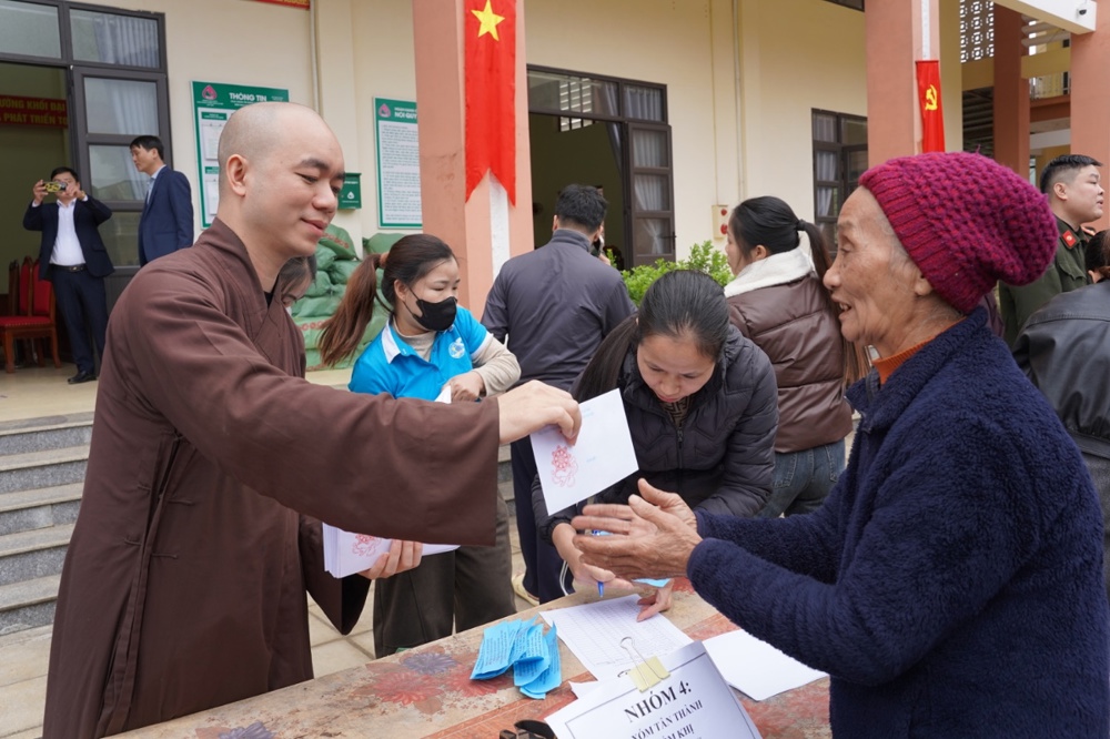 Ban Đại diện Phật giáo liên Phường, Xã Chương Mỹ trao tặng hơn 400 triệu đồng hỗ trợ đồng bào khó khăn tại tỉnh Phú Thọ - ảnh 101