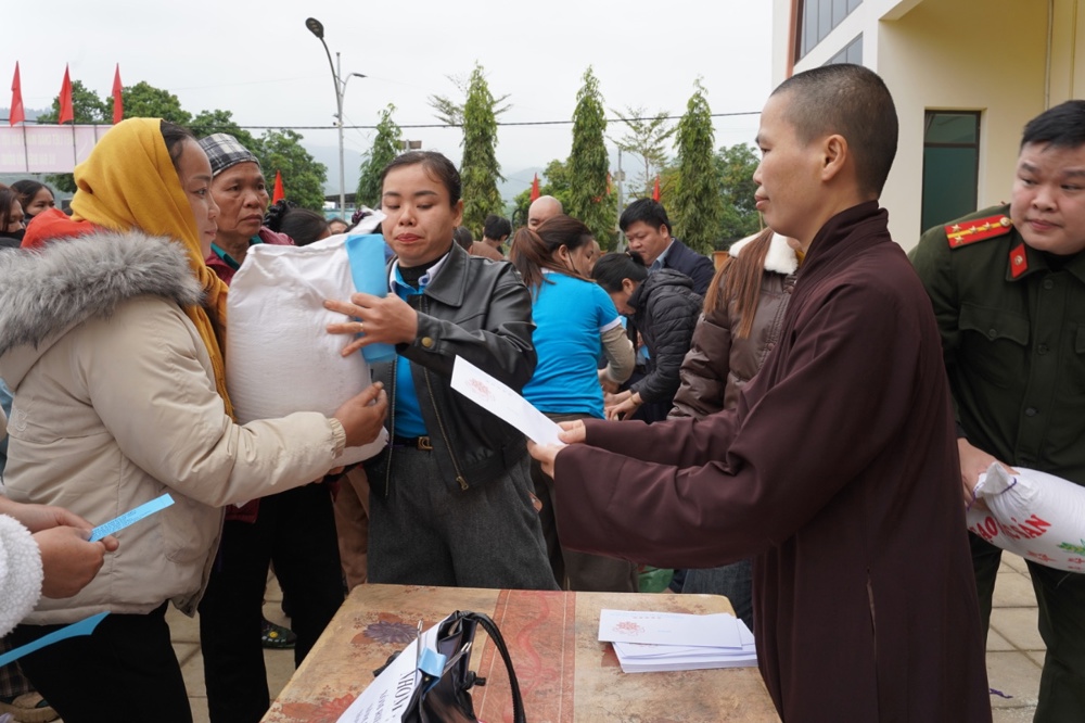 Ban Đại diện Phật giáo liên Phường, Xã Chương Mỹ trao tặng hơn 400 triệu đồng hỗ trợ đồng bào khó khăn tại tỉnh Phú Thọ - ảnh 103