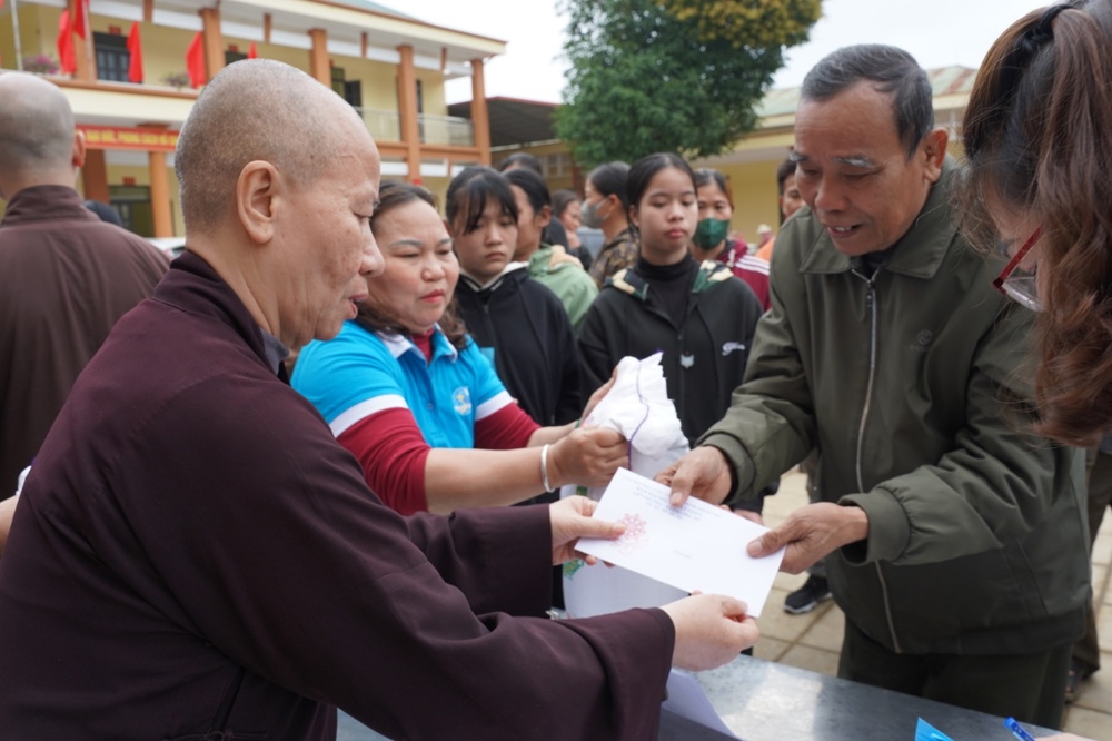 Ban Đại diện Phật giáo liên Phường, Xã Chương Mỹ trao tặng hơn 400 triệu đồng hỗ trợ đồng bào khó khăn tại tỉnh Phú Thọ - ảnh 105