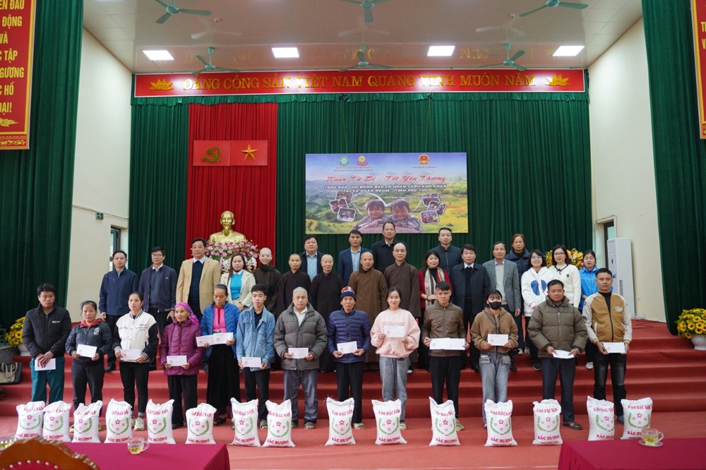 Ban Đại diện Phật giáo liên Phường, Xã Chương Mỹ trao tặng hơn 400 triệu đồng hỗ trợ đồng bào khó khăn tại tỉnh Phú Thọ - ảnh 16