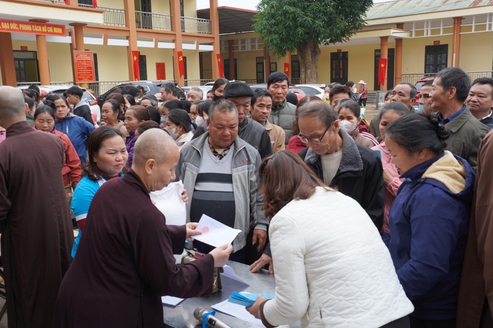 Ban Đại diện Phật giáo liên Phường, Xã Chương Mỹ trao tặng hơn 400 triệu đồng hỗ trợ đồng bào khó khăn tại tỉnh Phú Thọ - ảnh 20