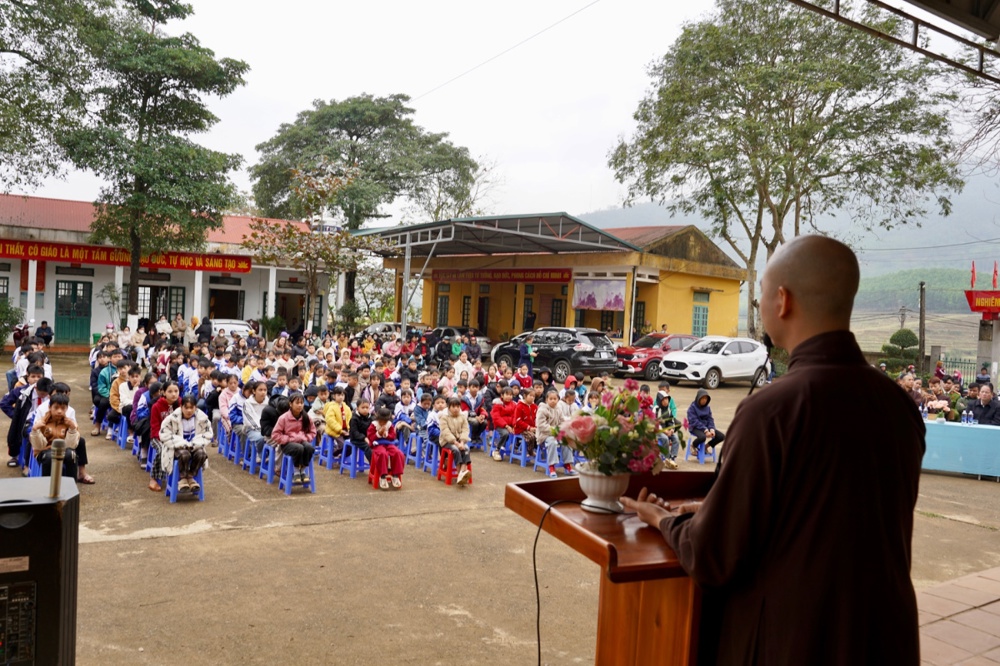 Ban Đại diện Phật giáo liên Phường, Xã Chương Mỹ trao tặng hơn 400 triệu đồng hỗ trợ đồng bào khó khăn tại tỉnh Phú Thọ - ảnh 36