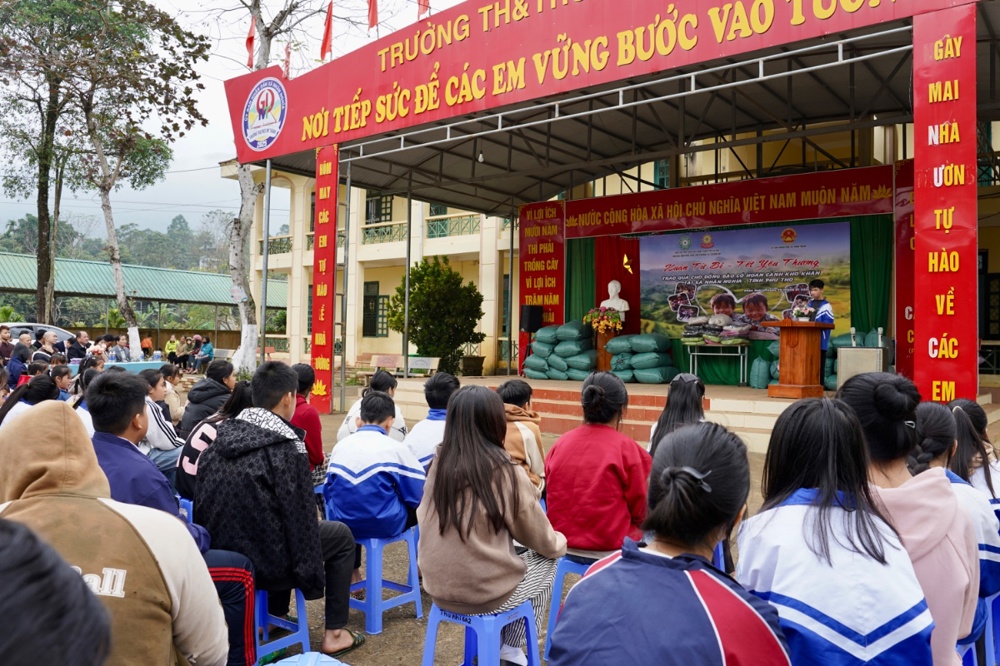 Ban Đại diện Phật giáo liên Phường, Xã Chương Mỹ trao tặng hơn 400 triệu đồng hỗ trợ đồng bào khó khăn tại tỉnh Phú Thọ - ảnh 45