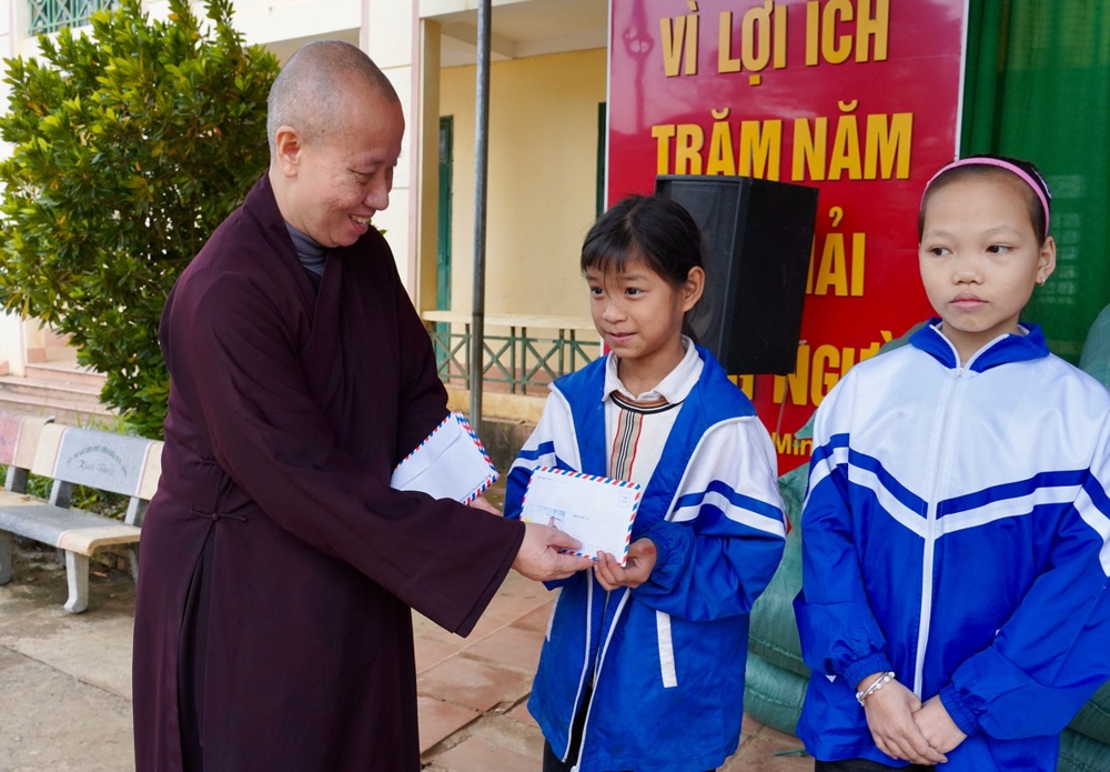 Ban Đại diện Phật giáo liên Phường, Xã Chương Mỹ trao tặng hơn 400 triệu đồng hỗ trợ đồng bào khó khăn tại tỉnh Phú Thọ - ảnh 50