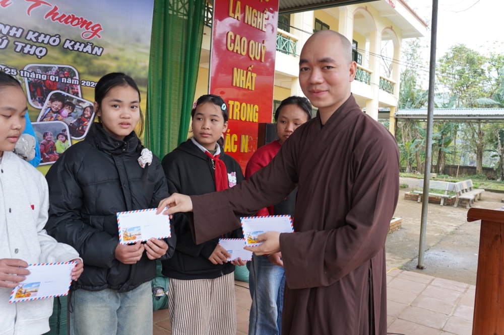 Ban Đại diện Phật giáo liên Phường, Xã Chương Mỹ trao tặng hơn 400 triệu đồng hỗ trợ đồng bào khó khăn tại tỉnh Phú Thọ - ảnh 51