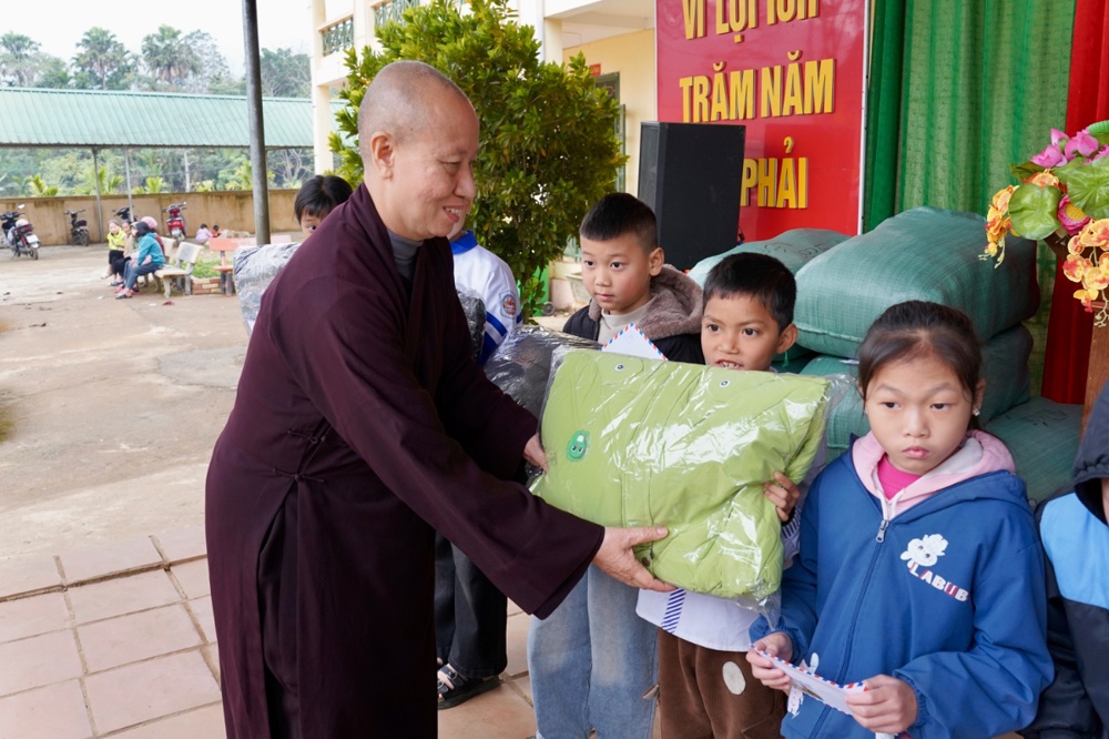 Ban Đại diện Phật giáo liên Phường, Xã Chương Mỹ trao tặng hơn 400 triệu đồng hỗ trợ đồng bào khó khăn tại tỉnh Phú Thọ - ảnh 52