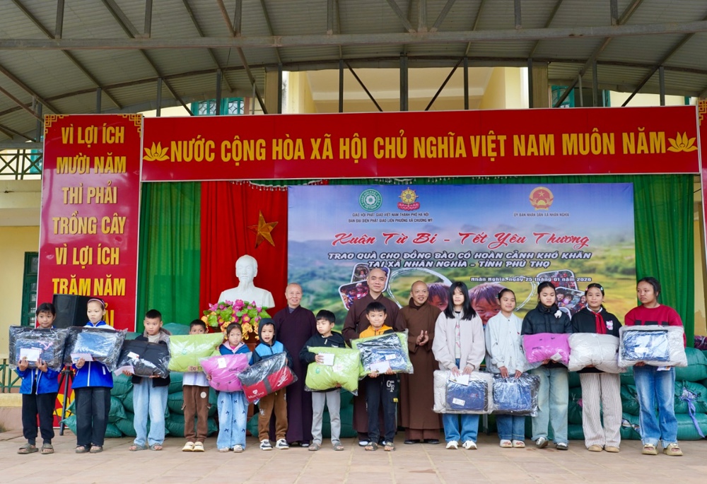 Ban Đại diện Phật giáo liên Phường, Xã Chương Mỹ trao tặng hơn 400 triệu đồng hỗ trợ đồng bào khó khăn tại tỉnh Phú Thọ - ảnh 53