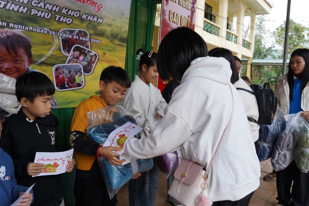 Ban Đại diện Phật giáo liên Phường, Xã Chương Mỹ trao tặng hơn 400 triệu đồng hỗ trợ đồng bào khó khăn tại tỉnh Phú Thọ - ảnh 55