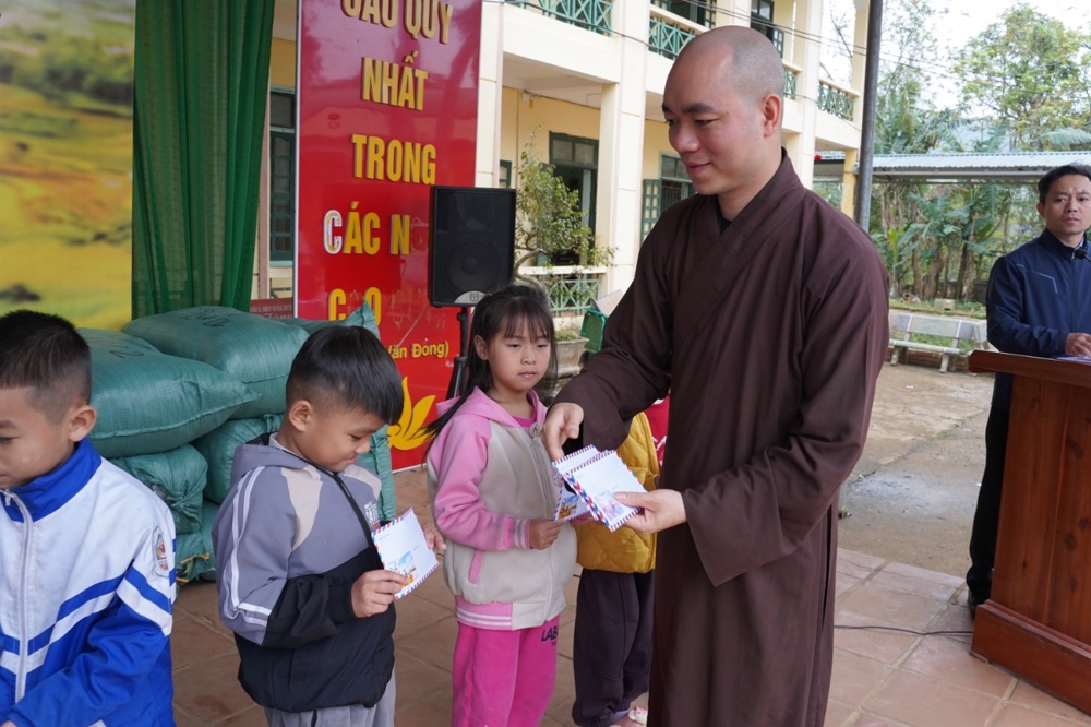 Ban Đại diện Phật giáo liên Phường, Xã Chương Mỹ trao tặng hơn 400 triệu đồng hỗ trợ đồng bào khó khăn tại tỉnh Phú Thọ - ảnh 60
