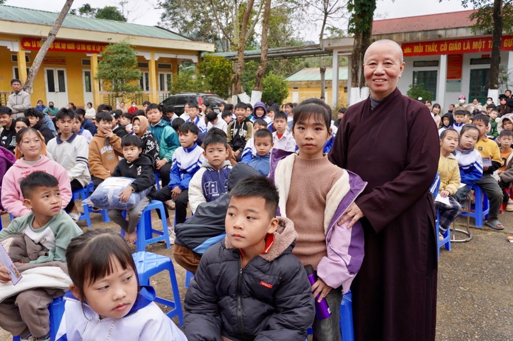 Ban Đại diện Phật giáo liên Phường, Xã Chương Mỹ trao tặng hơn 400 triệu đồng hỗ trợ đồng bào khó khăn tại tỉnh Phú Thọ - ảnh 62