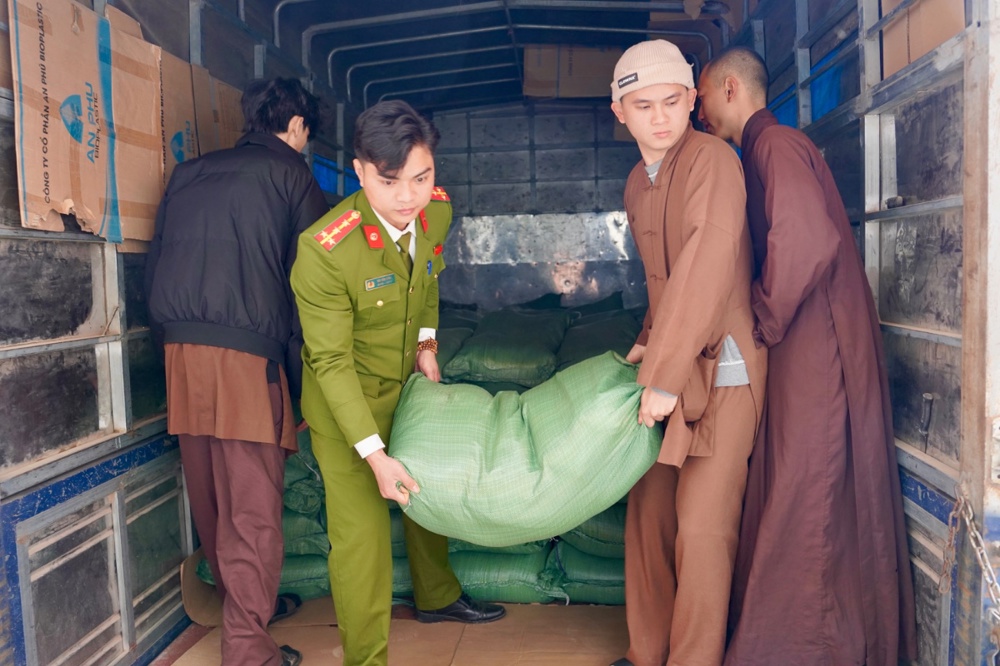 Ban Đại diện Phật giáo liên Phường, Xã Chương Mỹ trao tặng hơn 400 triệu đồng hỗ trợ đồng bào khó khăn tại tỉnh Phú Thọ - ảnh 66