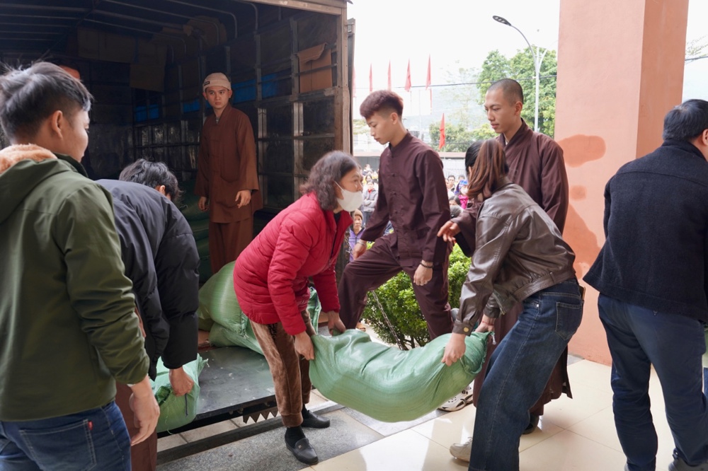Ban Đại diện Phật giáo liên Phường, Xã Chương Mỹ trao tặng hơn 400 triệu đồng hỗ trợ đồng bào khó khăn tại tỉnh Phú Thọ - ảnh 67