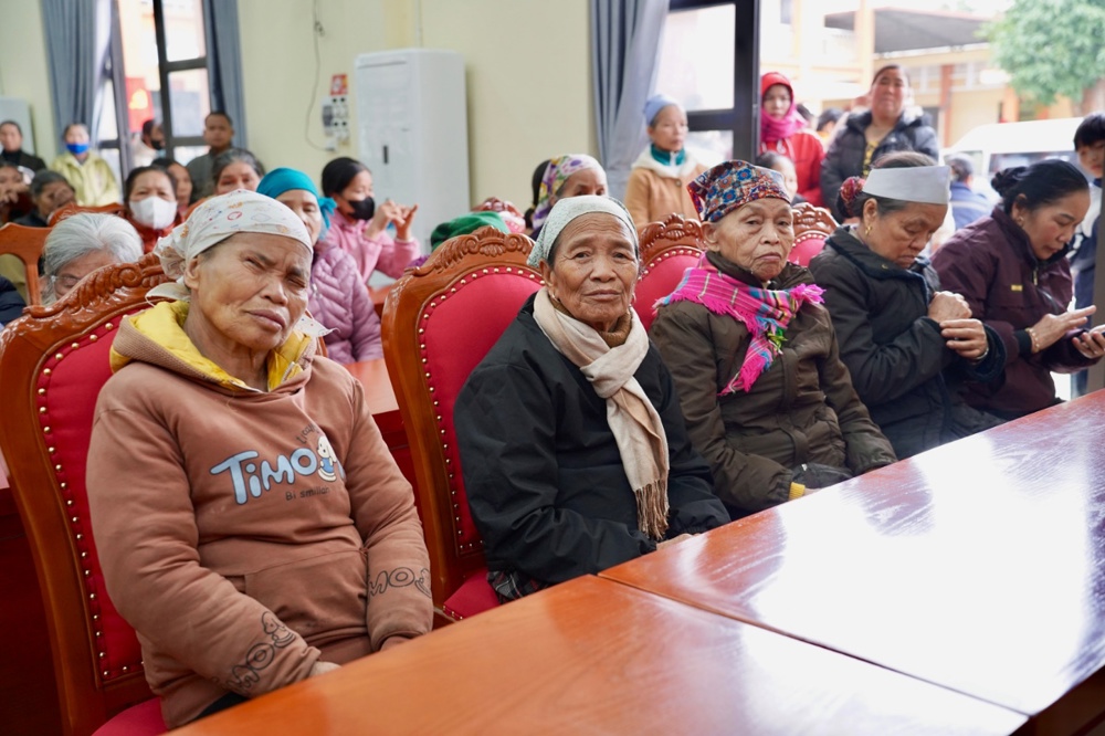 Ban Đại diện Phật giáo liên Phường, Xã Chương Mỹ trao tặng hơn 400 triệu đồng hỗ trợ đồng bào khó khăn tại tỉnh Phú Thọ - ảnh 72