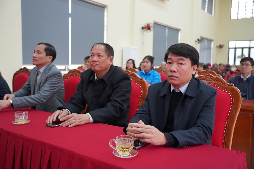 Ban Đại diện Phật giáo liên Phường, Xã Chương Mỹ trao tặng hơn 400 triệu đồng hỗ trợ đồng bào khó khăn tại tỉnh Phú Thọ - ảnh 82