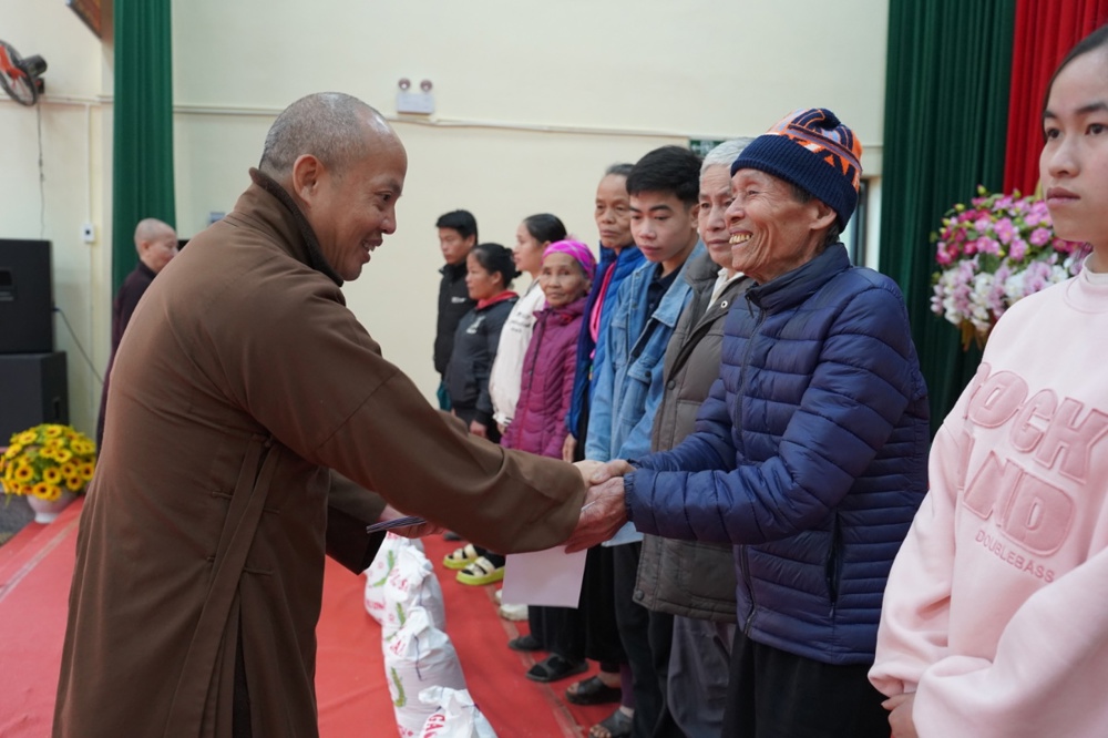 Ban Đại diện Phật giáo liên Phường, Xã Chương Mỹ trao tặng hơn 400 triệu đồng hỗ trợ đồng bào khó khăn tại tỉnh Phú Thọ - ảnh 90