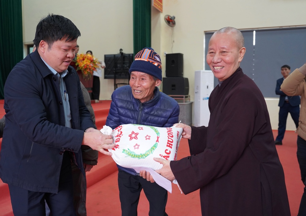 Ban Đại diện Phật giáo liên Phường, Xã Chương Mỹ trao tặng hơn 400 triệu đồng hỗ trợ đồng bào khó khăn tại tỉnh Phú Thọ - ảnh 93