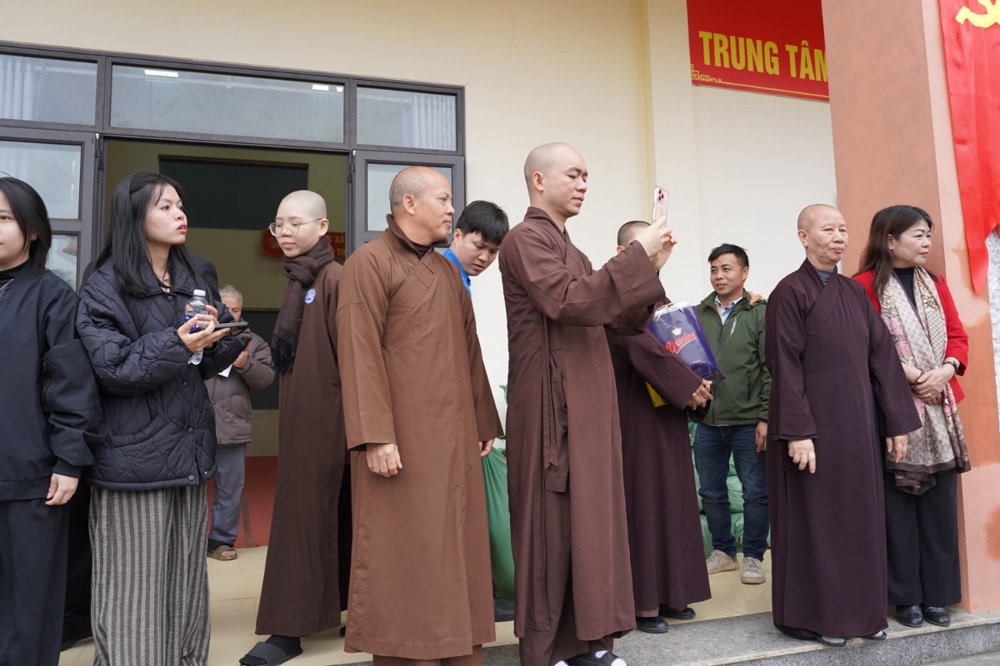 Ban Đại diện Phật giáo liên Phường, Xã Chương Mỹ trao tặng hơn 400 triệu đồng hỗ trợ đồng bào khó khăn tại tỉnh Phú Thọ - ảnh 94