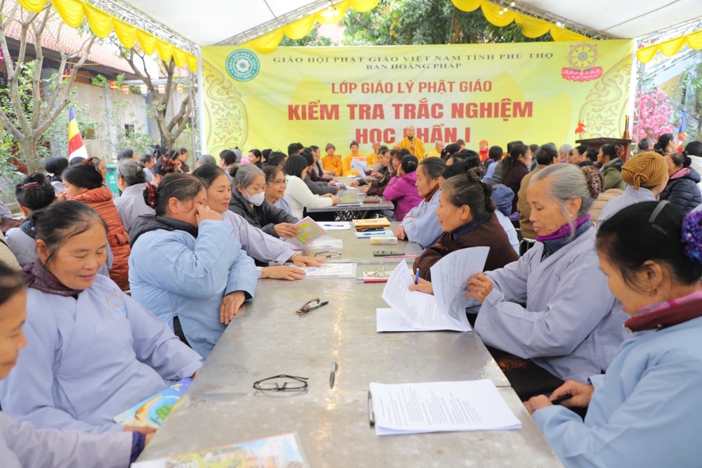 Phú Thọ: Lung linh đêm Hoa đăng mừng Phật Thành đạo và Khởi sắc kỳ thi Giáo lý cho 600 Phật tử - ảnh 47